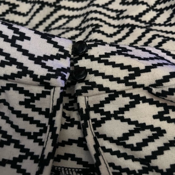 High Neck Black and White Abstract Tank Top - Picture 3 of 4